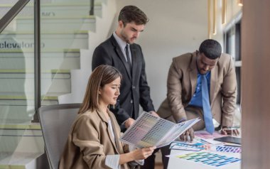 Ürün yöneticisi, tasarımcı, geliştirici mobil uygulamanın UI, renk ve etkileşimli düğmeleri üzerinde işbirliği yapmaktadır. En iyi kullanıcı deneyimi için prototip deneniyor, optimize ediliyor, sorunsuz bir müşteri yolculuğu sağlanıyor.