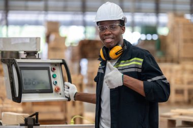 Tahta dönüşlü mekanik analiz ve bilgisayar yazılımına veri girerek kesim, lazer, testere, değirmen, torna, sözleşme gereksinimleri ve üretim standartlarına dayalı makineleri otomatik ve düzenler.