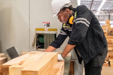 Tahta dönüşlü mekanik analiz ve bilgisayar yazılımına veri girerek kesim, lazer, testere, değirmen, torna, sözleşme gereksinimleri ve üretim standartlarına dayalı makineleri otomatik ve düzenler.