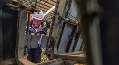 Tahta dönüşlü mekanik analiz ve bilgisayar yazılımına veri girerek kesim, lazer, testere, değirmen, torna, sözleşme gereksinimleri ve üretim standartlarına dayalı makineleri otomatik ve düzenler.