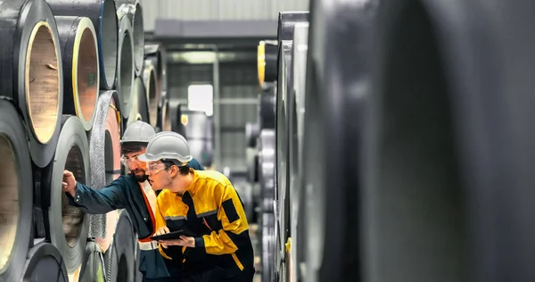Metal Sheet Workers Monitoring Quality Precision Using Digital Tablets Documentation — Stock Photo, Image