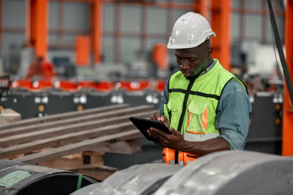 Metal Sheet Workers Monitoring Quality Precision Using Digital Tablets Documentation — Stock Photo, Image