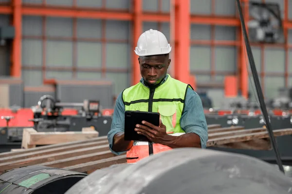 Lavoratori Della Lamiera Monitorano Qualità Con Precisione Utilizzando Tablet Digitali — Foto Stock