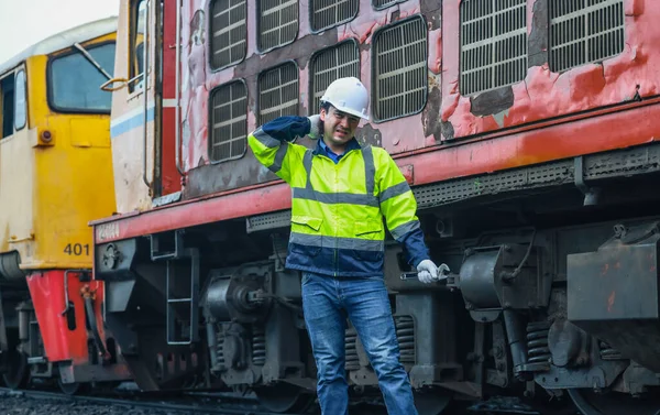 Ingegnere Addetto Alla Manutenzione Delle Locomotive Esaurisce Causa Sforzi Pressioni — Foto Stock