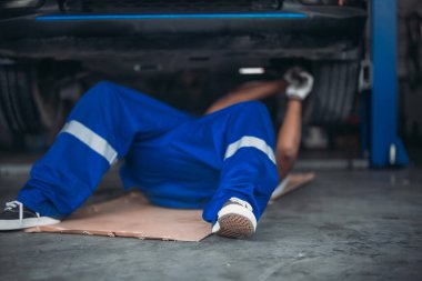 Araba servisi teknisyenleri garajdaki süspansiyon sistemi sorunlarını inceliyor, analiz ediyor ve hassas aletlerle teşhis ediyor. Tespit, sorun giderme, tamir problemleri. En uygun araç performansı ve güvenliği sağlanıyor.