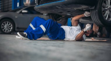 Araba servisi teknisyenleri garajdaki süspansiyon sistemi sorunlarını inceliyor, analiz ediyor ve hassas aletlerle teşhis ediyor. Tespit, sorun giderme, tamir problemleri. En uygun araç performansı ve güvenliği sağlanıyor.