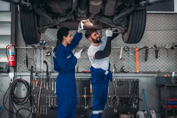 Car Service Technicians Inspect Analyze Diagnose Suspension System Issues Garage — Stock Photo, Image