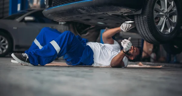 Auto Servicetechnici Inspecteren Analyseren Diagnose Schorsing Systeemproblemen Garage Met Precieze — Stockfoto