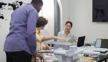 Mimarlar gelişmiş malzeme ve enerji sistemleri kullanarak çevre dostu, düşük karbonlu binalar inşa ederler. Konut, ticaret ve ofis alanlarında verimlilik, kalite ve sürdürülebilirlik öncelikleri