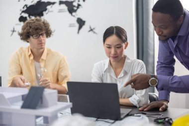 Mimarlar gelişmiş malzeme ve enerji sistemleri kullanarak çevre dostu, düşük karbonlu binalar inşa ederler. Konut, ticaret ve ofis alanlarında verimlilik, kalite ve sürdürülebilirlik öncelikleri