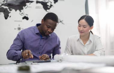 Mimarlar gelişmiş malzeme ve enerji sistemleri kullanarak çevre dostu, düşük karbonlu binalar inşa ederler. Konut, ticaret ve ofis alanlarında verimlilik, kalite ve sürdürülebilirlik öncelikleri