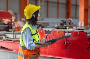 Metal levha uzmanları karbon emisyonlarını değerlendirir, denetler ve araştırır, siteye özgü verileri toplarlar. Sürdürülebilir uygulamalar için bir karbon takas girişimine katılmak, hesaplamak, ölçmek, katılmak.