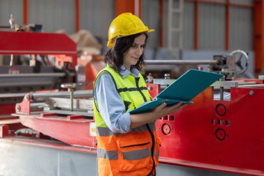 Metal levha uzmanları karbon emisyonlarını değerlendirir, denetler ve araştırır, siteye özgü verileri toplarlar. Sürdürülebilir uygulamalar için bir karbon takas girişimine katılmak, hesaplamak, ölçmek, katılmak.