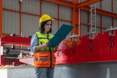 Metal levha uzmanları karbon emisyonlarını değerlendirir, denetler ve araştırır, siteye özgü verileri toplarlar. Sürdürülebilir uygulamalar için bir karbon takas girişimine katılmak, hesaplamak, ölçmek, katılmak.