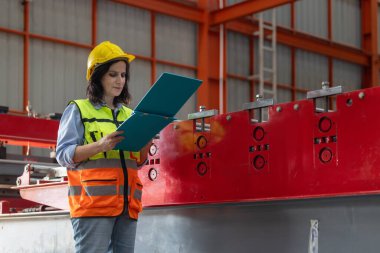 Metal levha uzmanları karbon emisyonlarını değerlendirir, denetler ve araştırır, siteye özgü verileri toplarlar. Sürdürülebilir uygulamalar için bir karbon takas girişimine katılmak, hesaplamak, ölçmek, katılmak.