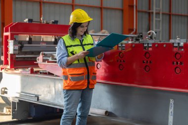 Metal levha uzmanları karbon emisyonlarını değerlendirir, denetler ve araştırır, siteye özgü verileri toplarlar. Sürdürülebilir uygulamalar için bir karbon takas girişimine katılmak, hesaplamak, ölçmek, katılmak.