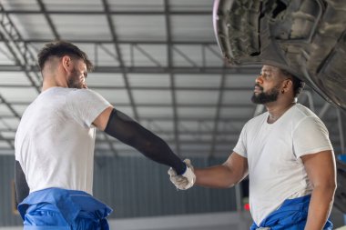 Oto tamircileri takım oluşturma ritüeli, bağlantı, karşılıklı anlayış oluşturur. Pozitif atmosfer yaratmak, ruh ve ilişkileri güçlendirmek, garaj atölyesinde başarı için takım arkadaşlarını motive etmek