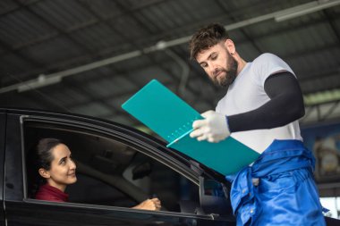 Araba servisi teknisyeni, karmaşık mekanik problemler hakkında tüketicileri bilgilendirir, inceler, değerlendirir. Eylem planları, çalışma programları oluşturuluyor. Gerekliliklere bağlı olarak kişiselleştirilmiş çözümler ve alıntılar sunuluyor