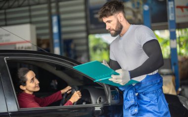 Araba servisi teknisyeni, karmaşık mekanik problemler hakkında tüketicileri bilgilendirir, inceler, değerlendirir. Eylem planları, çalışma programları oluşturuluyor. Gerekliliklere bağlı olarak kişiselleştirilmiş çözümler ve alıntılar sunuluyor