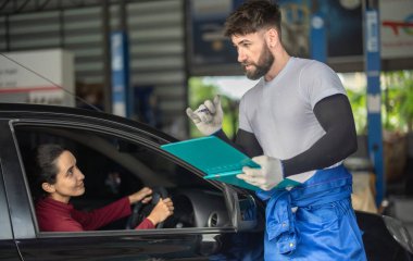 Araba servisi teknisyeni, karmaşık mekanik problemler hakkında tüketicileri bilgilendirir, inceler, değerlendirir. Eylem planları, çalışma programları oluşturuluyor. Gerekliliklere bağlı olarak kişiselleştirilmiş çözümler ve alıntılar sunuluyor