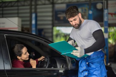 Araba servisi teknisyeni, karmaşık mekanik problemler hakkında tüketicileri bilgilendirir, inceler, değerlendirir. Eylem planları, çalışma programları oluşturuluyor. Gerekliliklere bağlı olarak kişiselleştirilmiş çözümler ve alıntılar sunuluyor