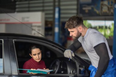 Araba servisi teknisyeni, karmaşık mekanik problemler hakkında tüketicileri bilgilendirir, inceler, değerlendirir. Eylem planları, çalışma programları oluşturuluyor. Gerekliliklere bağlı olarak kişiselleştirilmiş çözümler ve alıntılar sunuluyor