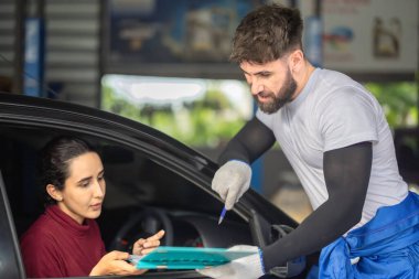 Araba servisi teknisyeni, karmaşık mekanik problemler hakkında tüketicileri bilgilendirir, inceler, değerlendirir. Eylem planları, çalışma programları oluşturuluyor. Gerekliliklere bağlı olarak kişiselleştirilmiş çözümler ve alıntılar sunuluyor