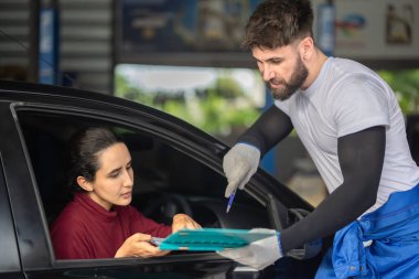 Araba servisi teknisyeni, karmaşık mekanik problemler hakkında tüketicileri bilgilendirir, inceler, değerlendirir. Eylem planları, çalışma programları oluşturuluyor. Gerekliliklere bağlı olarak kişiselleştirilmiş çözümler ve alıntılar sunuluyor