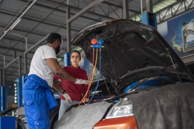 Araba servisi teknisyeni, karmaşık mekanik problemler hakkında tüketicileri bilgilendirir, inceler, değerlendirir. Eylem planları, çalışma programları oluşturuluyor. Gerekliliklere bağlı olarak kişiselleştirilmiş çözümler ve alıntılar sunuluyor