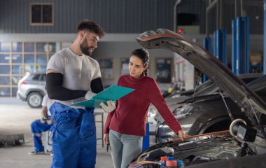 Araba servisi teknisyeni, karmaşık mekanik problemler hakkında tüketicileri bilgilendirir, inceler, değerlendirir. Eylem planları, çalışma programları oluşturuluyor. Gerekliliklere bağlı olarak kişiselleştirilmiş çözümler ve alıntılar sunuluyor