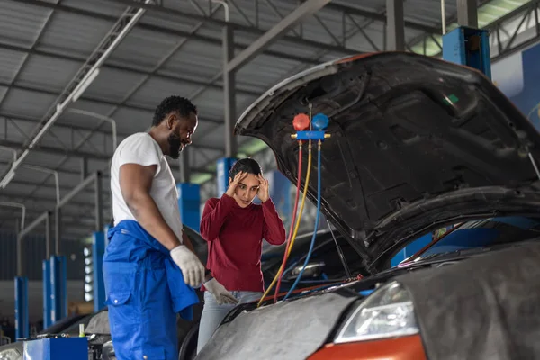 Car Service Technician Inspect Evaluate Inform Consumers Complex Mechanical Problems — Stock Photo, Image