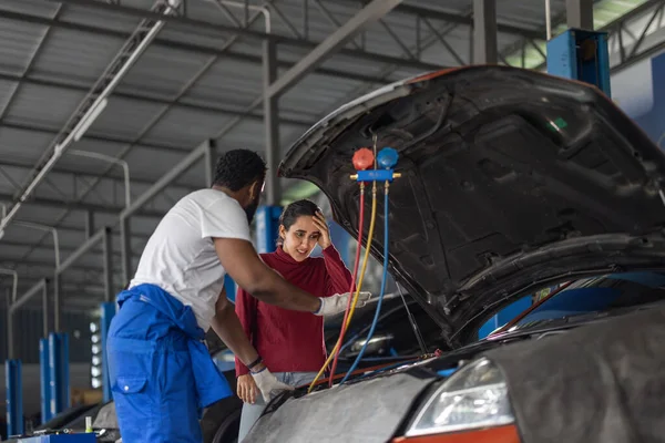 Araba Servisi Teknisyeni Karmaşık Mekanik Problemler Hakkında Tüketicileri Bilgilendirir Inceler — Stok fotoğraf