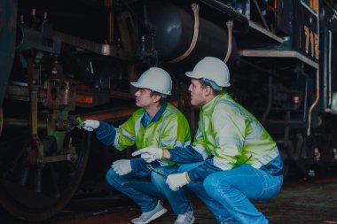 Lokomotif mühendisleri, tren yollarında emisyon kontrolünü sürdürüyor, petrol ve yakıt sızıntılarını tespit ediyor ve en uygun verimlilik için çalışan motorları denetliyor, test ediyor ve tamir ediyor..