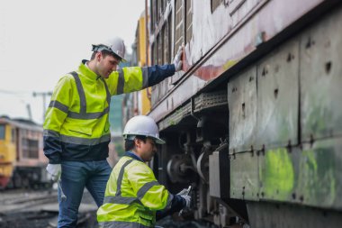 Lokomotif mühendisleri, tren yollarında emisyon kontrolünü sürdürüyor, petrol ve yakıt sızıntılarını tespit ediyor ve en uygun verimlilik için çalışan motorları denetliyor, test ediyor ve tamir ediyor..