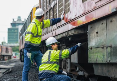 Lokomotif mühendisleri, tren yollarında emisyon kontrolünü sürdürüyor, petrol ve yakıt sızıntılarını tespit ediyor ve en uygun verimlilik için çalışan motorları denetliyor, test ediyor ve tamir ediyor..