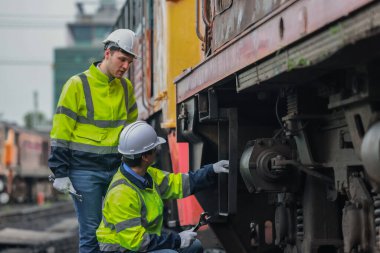Lokomotif mühendisleri, tren yollarında emisyon kontrolünü sürdürüyor, petrol ve yakıt sızıntılarını tespit ediyor ve en uygun verimlilik için çalışan motorları denetliyor, test ediyor ve tamir ediyor..