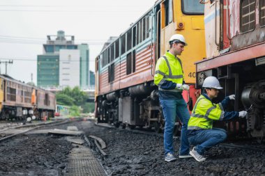 Lokomotif mühendisleri, tren yollarında emisyon kontrolünü sürdürüyor, petrol ve yakıt sızıntılarını tespit ediyor ve en uygun verimlilik için çalışan motorları denetliyor, test ediyor ve tamir ediyor..