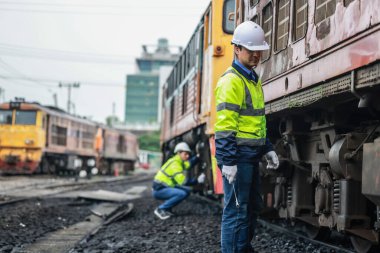 Lokomotif mühendisleri, tren yollarında emisyon kontrolünü sürdürüyor, petrol ve yakıt sızıntılarını tespit ediyor ve en uygun verimlilik için çalışan motorları denetliyor, test ediyor ve tamir ediyor..