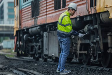 Lokomotif mühendisleri, tren yollarında emisyon kontrolünü sürdürüyor, petrol ve yakıt sızıntılarını tespit ediyor ve en uygun verimlilik için çalışan motorları denetliyor, test ediyor ve tamir ediyor..