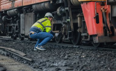 Lokomotif mühendisleri, tren yollarında emisyon kontrolünü sürdürüyor, petrol ve yakıt sızıntılarını tespit ediyor ve en uygun verimlilik için çalışan motorları denetliyor, test ediyor ve tamir ediyor..