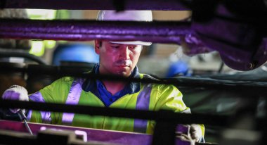 Lokomotif mühendisleri, tren yollarında emisyon kontrolünü sürdürüyor, petrol ve yakıt sızıntılarını tespit ediyor ve en uygun verimlilik için çalışan motorları denetliyor, test ediyor ve tamir ediyor..