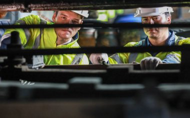Lokomotif mühendisleri, tren yollarında emisyon kontrolünü sürdürüyor, petrol ve yakıt sızıntılarını tespit ediyor ve en uygun verimlilik için çalışan motorları denetliyor, test ediyor ve tamir ediyor..