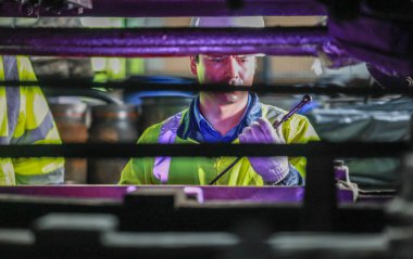 Lokomotif mühendisleri, tren yollarında emisyon kontrolünü sürdürüyor, petrol ve yakıt sızıntılarını tespit ediyor ve en uygun verimlilik için çalışan motorları denetliyor, test ediyor ve tamir ediyor..