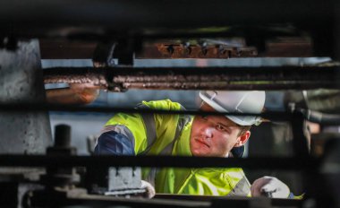 Lokomotif mühendisleri, tren yollarında emisyon kontrolünü sürdürüyor, petrol ve yakıt sızıntılarını tespit ediyor ve en uygun verimlilik için çalışan motorları denetliyor, test ediyor ve tamir ediyor..