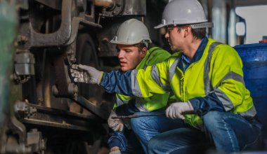 Lokomotif mühendisleri, tren yollarında emisyon kontrolünü sürdürüyor, petrol ve yakıt sızıntılarını tespit ediyor ve en uygun verimlilik için çalışan motorları denetliyor, test ediyor ve tamir ediyor..