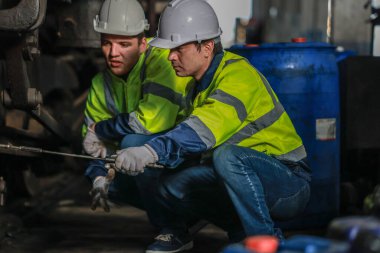 Lokomotif mühendisleri, tren yollarında emisyon kontrolünü sürdürüyor, petrol ve yakıt sızıntılarını tespit ediyor ve en uygun verimlilik için çalışan motorları denetliyor, test ediyor ve tamir ediyor..