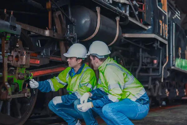 机车工程师在铁路上保持排放控制 识别石油和燃料泄漏 以及检查 测试和修理故障发动机以达到最佳效率 — 图库照片