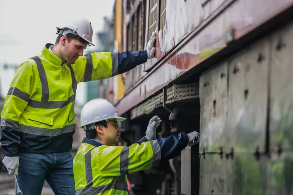 Lokomotif Mühendisleri Tren Yollarında Emisyon Kontrolünü Sürdürüyor Petrol Yakıt Sızıntılarını — Stok fotoğraf