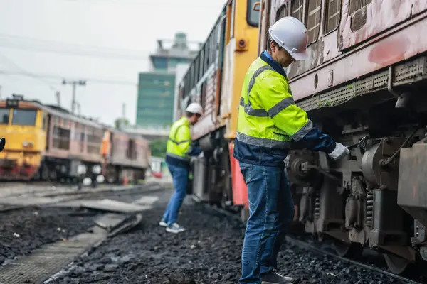 Técnicos Engenharia Locomotivas Mantêm Controle Emissões Ferrovias Ferroviárias Identificando Vazamentos — Fotografia de Stock