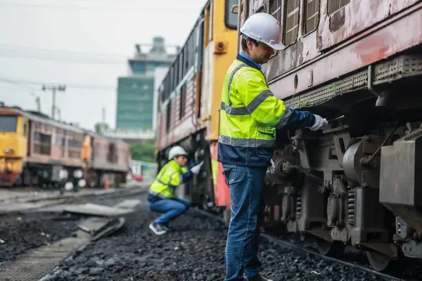 Los Técnicos Ingeniería Locomotoras Mantienen Control Emisiones Los Ferrocarriles Identificando —  Fotos de Stock